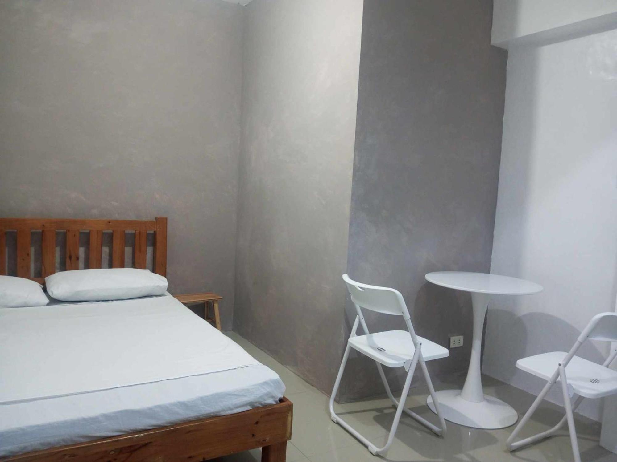 Frank Lloyd Apartelle * Manila